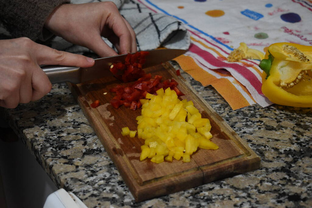 femme coupe des légumes jaunes et verts - Photo, image
