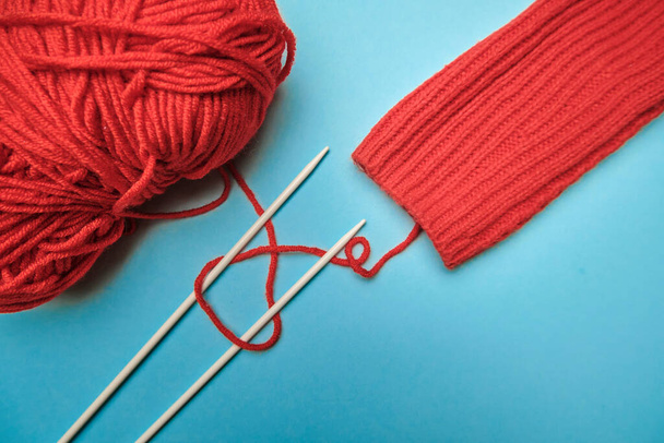 Group of various yarn balls and knitting needles closeup - Foto, immagini