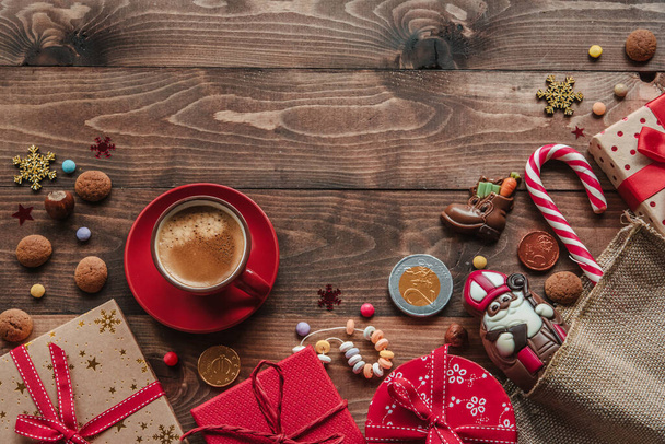 Cioccolato di San Nicola con regali e tazza di caffè - Foto, immagini