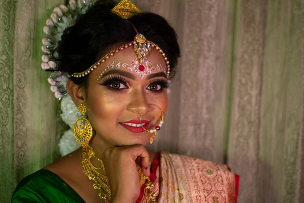egy indiai nő menyasszonyi sminkkel - Fotó, kép