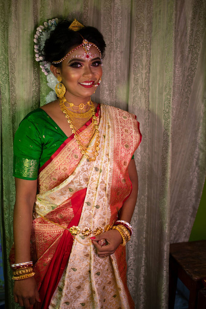 een indiaanse vrouw met bruids make-up - Foto, afbeelding