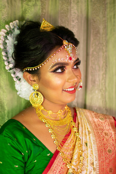 Μια Ινδή με νυφικό μακιγιάζ. - Φωτογραφία, εικόνα