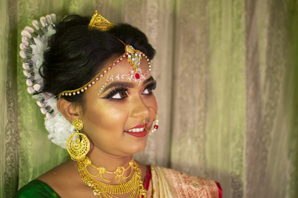 Gelinlik makyajlı Hintli bir kadın - Fotoğraf, Görsel