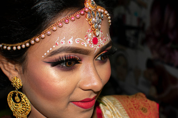 una mujer india con maquillaje nupcial - Foto, Imagen