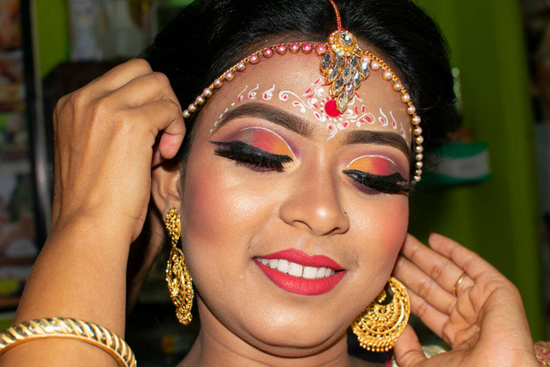 uma mulher indiana com maquiagem nupcial - Foto, Imagem