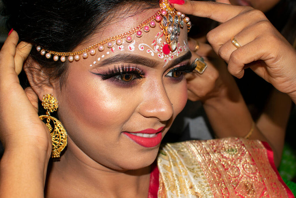 Μια Ινδή με νυφικό μακιγιάζ. - Φωτογραφία, εικόνα