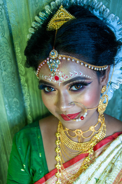 une femme indienne avec maquillage nuptial - Photo, image