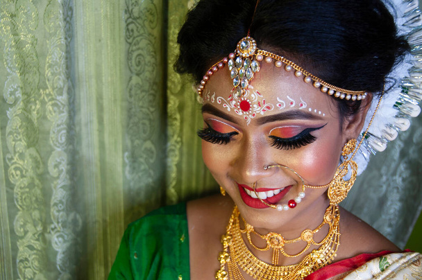una mujer india con maquillaje nupcial - Foto, imagen
