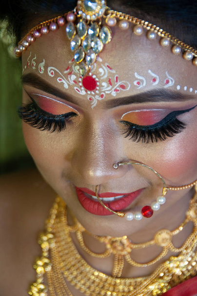une fille dans son mariage jour montrant son maquillage des yeux - Photo, image