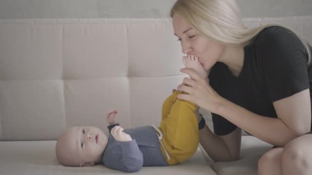 Moeder zoenen baby voeten - Video