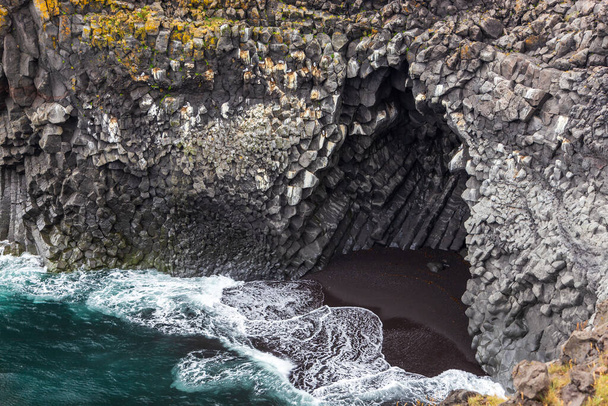 Snaefellsnes yarımadasının güney kıyısındaki Rocky bazalt kayalıkları. Londrangar kaya oluşumu. Arnarstapi, Batı İzlanda. - Fotoğraf, Görsel