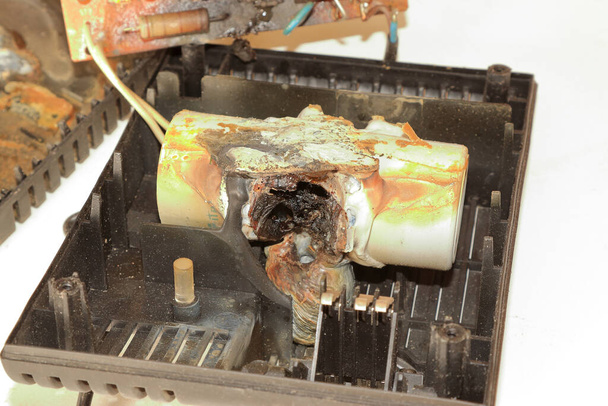 Uszkodzone urządzenie elektryczne z zagrożeniem pożarowym - Zdjęcie, obraz