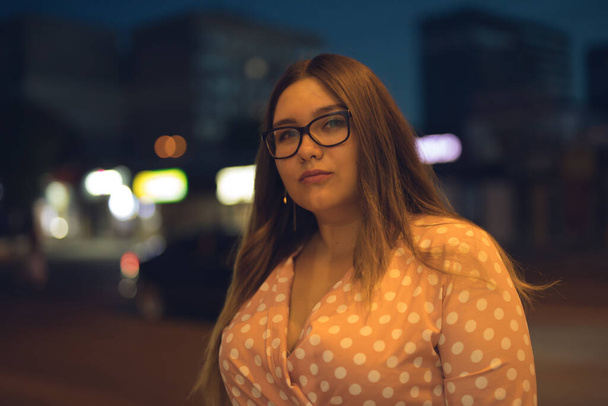 Nainen silmälaseissa yöllä - Valokuva, kuva