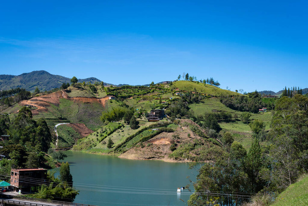Widok na jezioro Gwatape, Antioquia, Kolumbia - Zdjęcie, obraz