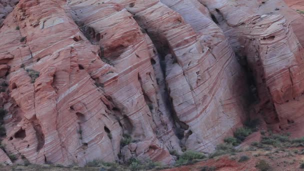 Βραχώδεις σχηματισμοί στην κοιλάδα του Fire State Park στην έρημο της Νεβάδα, ΗΠΑ - Πλάνα, βίντεο