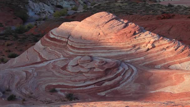 Felsformationen im Valley of Fire State Park in der Wüste von Nevada, USA - Filmmaterial, Video