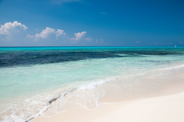 Vista de uma praia tropical deserta com areia branca, no fundo veleiros, céu azul e nuvens brancas. Playa del Carmen, México - Foto, Imagem