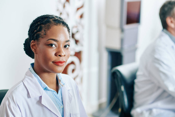retrato de grave jovem preto feminino médico no labcoat olhando para câmera - Foto, Imagem