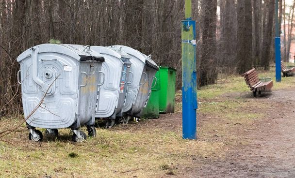Überfüllte Mülltonnen für Müll, Recycling und Gartenabfälle - Foto, Bild