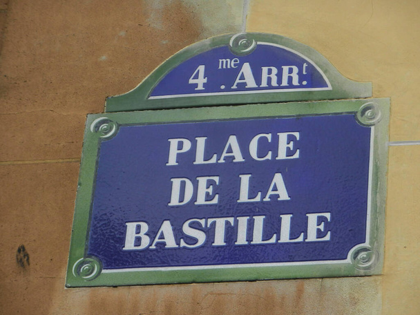 Typisches Pariser Straßenschild Place de la Bastille, rechteckige Platte in blau und grün mit weißen Buchstaben an der Wand eines klassischen französischen Gebäudes - Foto, Bild