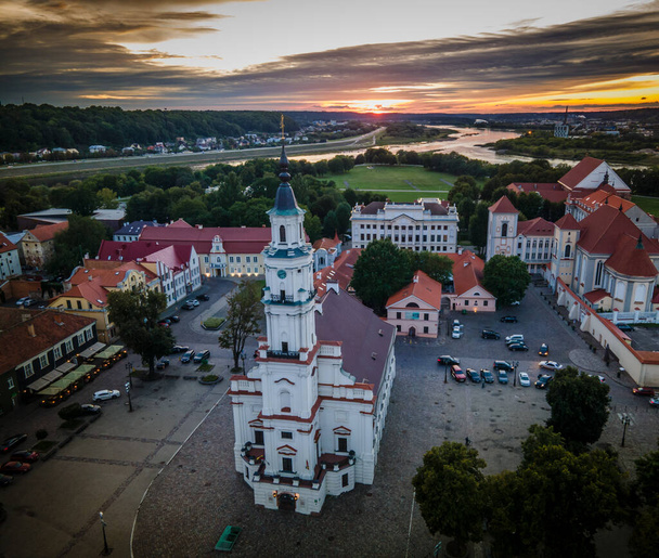 Nemunas ve Neris kavşağının önündeki Kaunas eski kasaba ve belediye binası - Fotoğraf, Görsel