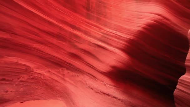 Felvétel az antilop kanyonról Arizonában, USA. Hajlított színes csíkos hullámok sziklák, teljesen bonyolult kilátás - Felvétel, videó
