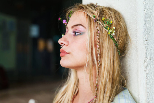 Side view close-up portret op mooie Kaukasische blonde meisje - Mooie jonge vrouw op zoek naar de zijkant buiten in heldere zomerdag - echte mensen natuurlijke schoonheid jeugd concept - Foto, afbeelding
