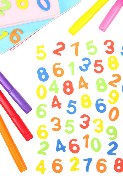Números coloridos, ábaco, libros y marcadores, aislados en blanco
 - Foto, Imagen