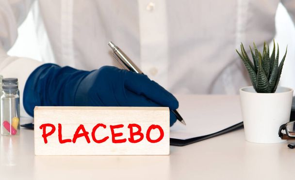 Placebo - Wortabstrakt in Holzblöcken im Buchdruck. - Foto, Bild