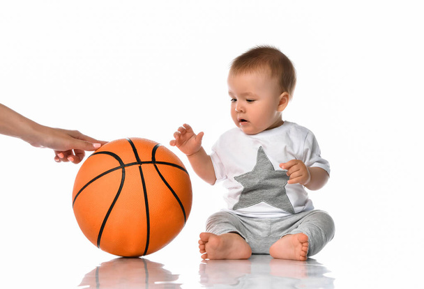 Baby boy and mother hand passing basketball ball - Fotografie, Obrázek