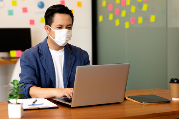 Business man working job on labtop and wering mask. - Photo, Image