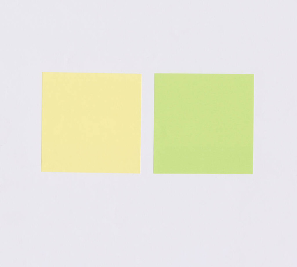Colorful square note paper on white paper background and have copy space for you design. - Foto, afbeelding