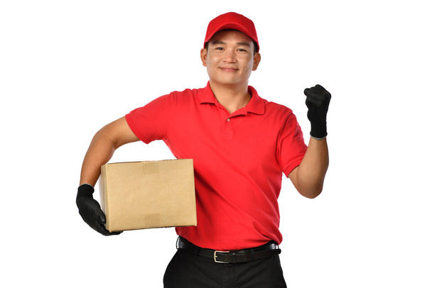 Aasian toimitus mies punainen yhtenäinen paketti pahvilaatikko eristetty valkoisella pohjalla - Valokuva, kuva