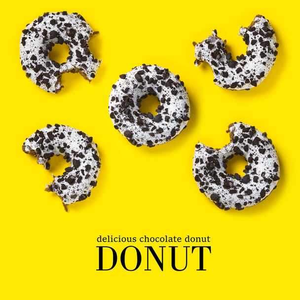 creatieve samenstelling van donuts op een gele achtergrond. Plat lag heerlijk knabbelen chocolade donuts en eenvoudige tekst. - Foto, afbeelding