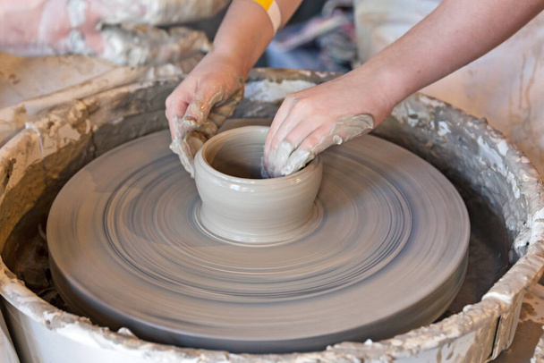Töpferarbeiten, Herstellung von Vase aus Ton, Detail. - Foto, Bild