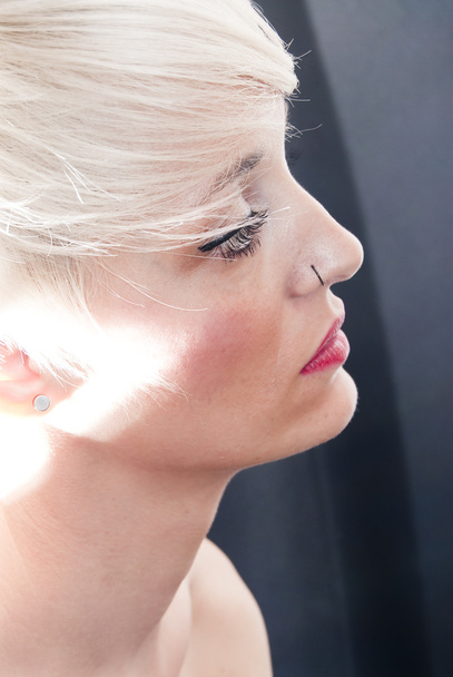 Kısa beyaz saçlı güzel kadın - Fotoğraf, Görsel