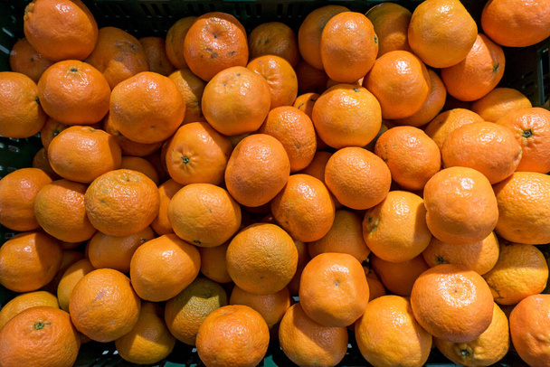 Mandarinen in einer Schachtel, Obstladen. - Foto, Bild