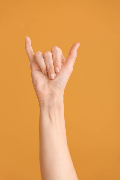 Mão mostrando a letra Y no fundo da cor. Alfabeto de língua de sinais - Foto, Imagem