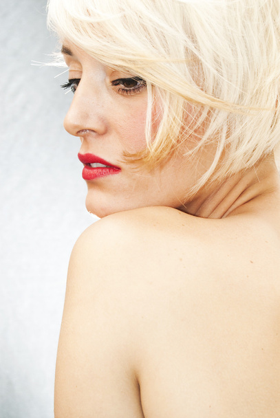 Hermosa mujer con el pelo blanco corto
 - Foto, Imagen