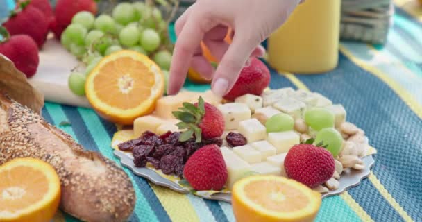 4K Zeitlupe Frau Hand nimmt saftige Erdbeere von französischem Käseteller. Lebensmittel - Filmmaterial, Video