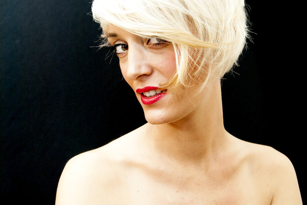 Красивая женщина с короткими белыми волосами
 - Фото, изображение