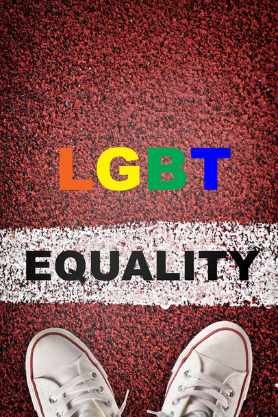 Рівність слова на стартовій лінії і ЛГБТ-слово з білим кросівок на червоній спортивній доріжці. Концепція соціального питання та ідея соціального руху
 - Фото, зображення