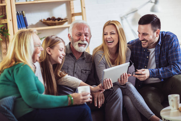 Multigenerační rodinná relaxace doma společně s využitím digitálního tabletu - Fotografie, Obrázek