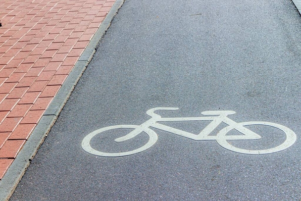 Шлях міського велосипеда. Прокладені дороги для велосипедистів у місті. Знак велосипедної лінії. Ця стаття про велосипедистів. Відкриття велосипедної доріжки. Європа. Копіювальний простір - Фото, зображення