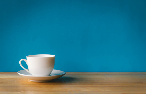 tazza di caffè sul tavolo di legno, vista da vicino   - Foto, immagini