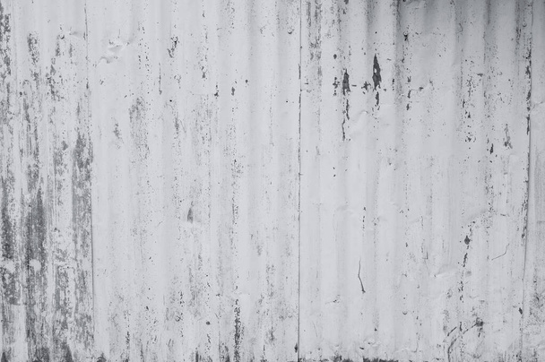 Feuille galvanisée peinte avec une couleur blanche. Fond blanc vide de texture de mur. Peinture sur mur blanc. Feuille galvanisée grise rayée déformée. Fond blanc et gris vide pour une vie minimale. - Photo, image