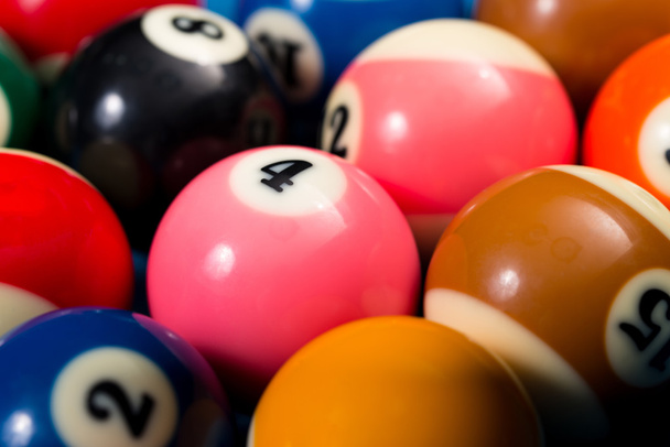 Close-Up Of Pool Balls On Blue Pool Table - Foto, Bild