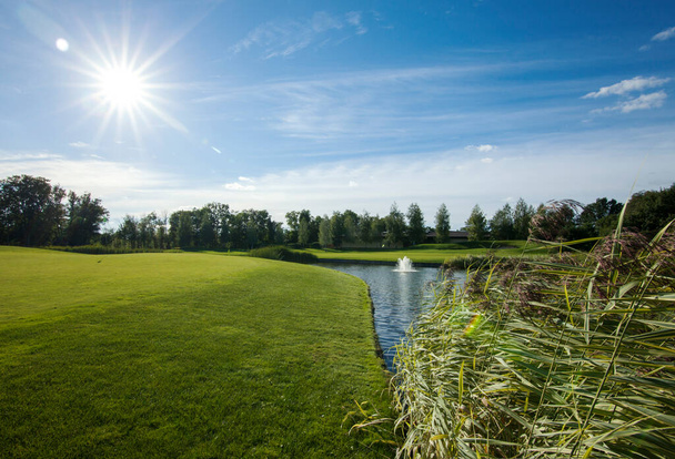 Vue panoramique du terrain de golf avec beau champ vert. Terrain de golf avec un riche gazon vert beau paysage. - Photo, image