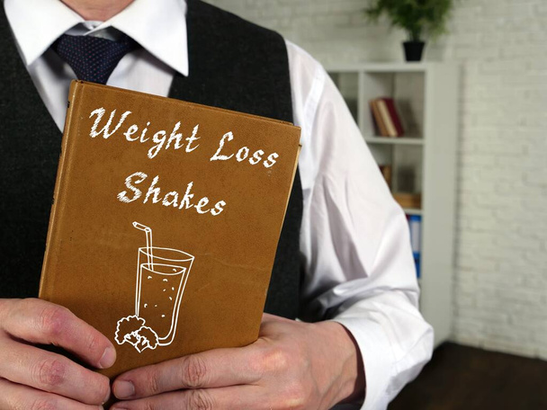 Concept de perte de poids sur Weight Loss Shakes avec inscription sur la feuille. - Photo, image