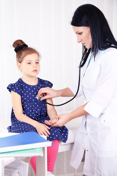 Little girl at doctor - Фото, зображення